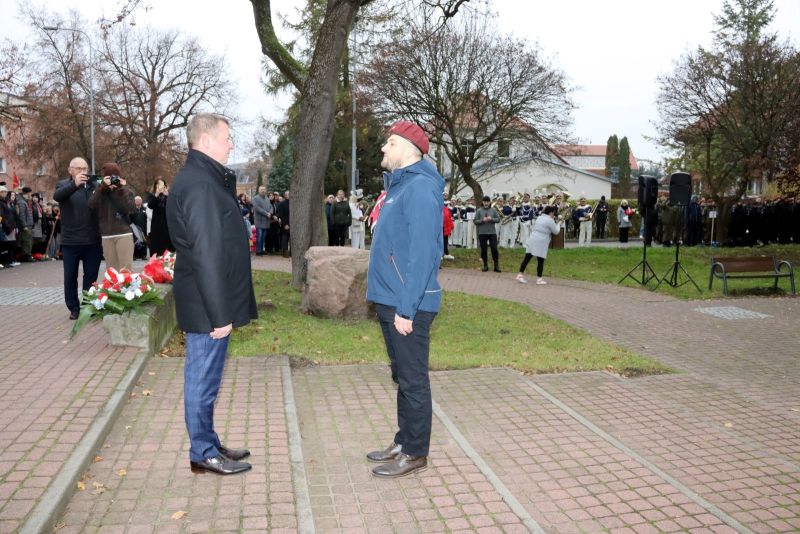 Rozpoczęcie obchodów Święta Niepodległości. Na zdjęciu Starosta Kwidzyński Tomasz Frejnagiel oraz Komendant hufca ZHP Kwidzyn harcmistrz Andrzej Delewski.