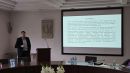 zdjęcie przedstawia pana dr. Pawła Bykowskiego - Koordynatora projektu Nauka bliżej Biznesu – przedstawiciela Pomorskiej Szkoły Wyższej w Starogardzie Gdańskim, przemawiającego podczas prezentacji