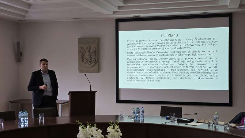 zdjęcie przedstawia pana dr. Pawła Bykowskiego - Koordynatora projektu Nauka bliżej Biznesu – przedstawiciela Pomorskiej Szkoły Wyższej w Starogardzie Gdańskim, przemawiającego podczas prezentacji