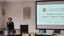 zdjęcie przedstawia panią Kingę Myrcik - Zastępczynię Dyrektora ds. koordynacji polityki społecznej w Regionalnym Ośrodku Polityki Społecznej, przemawiającą podczas prezentacji