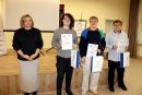 Karolina Aleksandrowicz, Dyrektor Biura Senatorskiego Leszka Czarnobaja, wraz z nagrodzonymi uczestnikami, od lewej: III miejsce – Tristan Podliński 