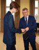 Tomasz Pisarek, Członek Zarządu Powiatu Kwidzyńskiego, wręcza nagrodę uczestnikowi konkursu.