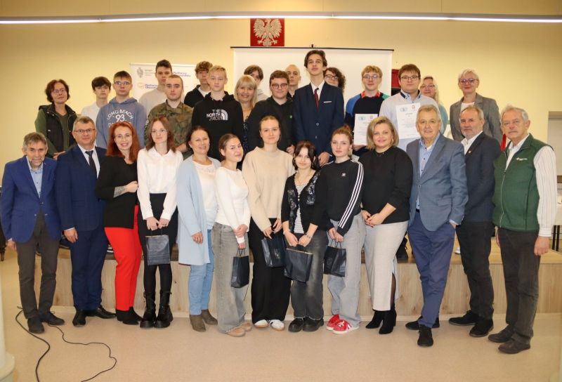 Zdjęcie pamiątkowe z zaproszonymi gośćmi, przedstawicielami władz samorządowych oraz uczestnikami konkursu.