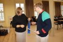 Karolina Aleksandrowicz, Dyrektor Biura Senatorskiego Leszka Czarnobaja, wręcza nagrodę Pawłowi Perfikowskiemu zdobywcy II miejsca w konkursie.