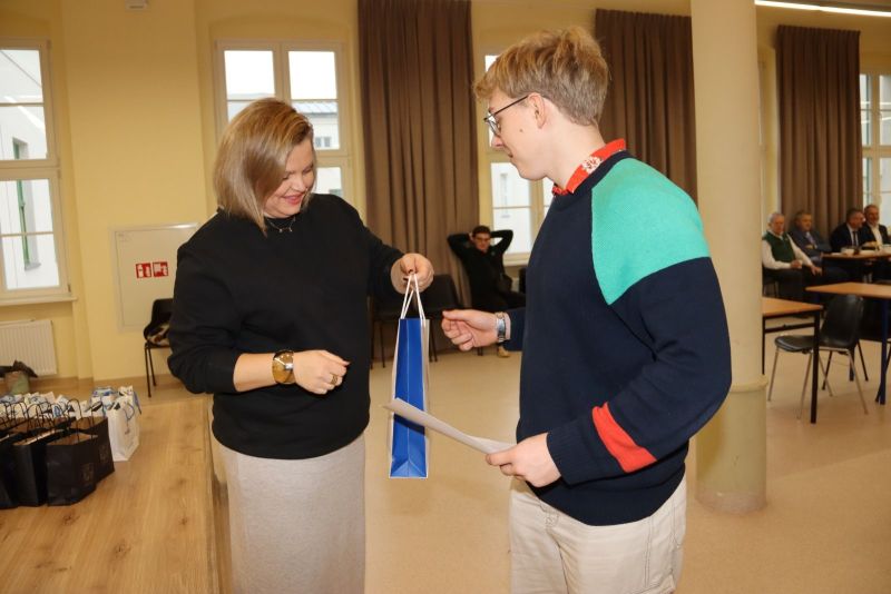 Karolina Aleksandrowicz, Dyrektor Biura Senatorskiego Leszka Czarnobaja, wręcza nagrodę Pawłowi Perfikowskiemu zdobywcy II miejsca w konkursie.