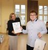 Karolina Aleksandrowicz, Dyrektor Biura Senatorskiego Leszka Czarnobaja, wręcza nagrodę Wiktorowi Woźniakowi zdobywcy I miejsca w konkursie.