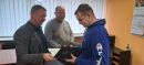 Tomasz Frejnagiel, Starosta Powiatu Kwidzyńskiego, wraz z Jackiem Synakiewiczem, pracownikiem Starostwa Powiatowego, wręczają podziękowanie zaangażowanemu w ćwiczenia uczniowi