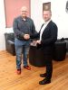 Tomasz Frejnagiel, Starosta Powiatu Kwidzyńskiego, wręcza podziękowanie Krzysztofowi Małkiewiczowi, Komendantowi Liceum Ogólnokształcącego Mundurowego Spartakus w Kwidzynie.