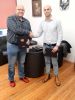 Od lewej: Krzysztof Małkiewicz, Komendant Szkoły, oraz Łukasz Kowalczyk, pracownik Starostwa Powiatowego.