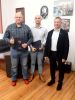 Od lewej: Krzysztof Małkiewicz, Komendant Szkoły, Łukasz Kowalczyk, pracownik Starostwa Powiatowego, oraz Tomasz Frejnagiel, Starosta Powiatu Kwidzyńskiego.