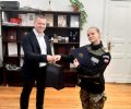 Tomasz Frejnagiel, Starosta Powiatu Kwidzyńskiego, wręcza podziękowanie zaangażowanej w ćwiczenia uczennicy.
