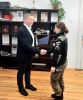 Tomasz Frejnagiel, Starosta Powiatu Kwidzyńskiego, wręcza podziękowanie zaangażowanej w ćwiczenia uczennicy.