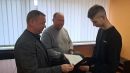 Tomasz Frejnagiel, Starosta Powiatu Kwidzyńskiego, wraz z Jackiem Synakiewiczem, pracownikiem Starostwa Powiatowego, wręczają podziękowanie zaangażowanemu w ćwiczenia uczniowi.