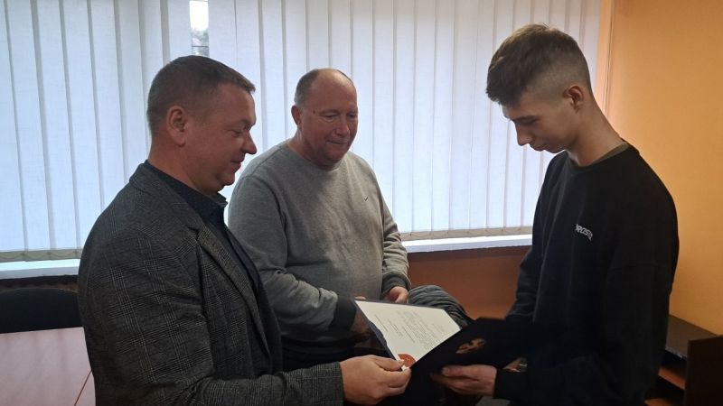Tomasz Frejnagiel, Starosta Powiatu Kwidzyńskiego, wraz z Jackiem Synakiewiczem, pracownikiem Starostwa Powiatowego, wręczają podziękowanie zaangażowanemu w ćwiczenia uczniowi.