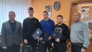 Tomasz Frejnagiel, Starosta Powiatu Kwidzyńskiego, oraz Jacek Synakiewicz, pracownik Starostwa Powiatowego wraz z wyróżnionymi uczniami.