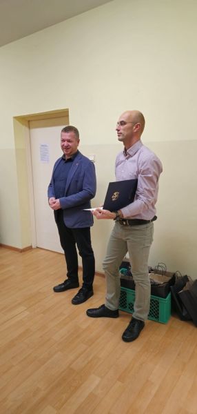 Od lewej: Tomasz Frejnagiel, Starosta Powiatu Kwidzyńskiego, oraz Łukasz Kowalczyk, pracownik Starostwa Powiatowego.