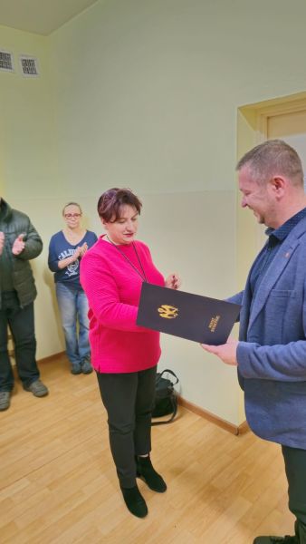 Tomasz Frejnagiel, Starosta Powiatu Kwidzyńskiego, wręcza podziękowanie Pani Dyrektor Ewelinie Braun.