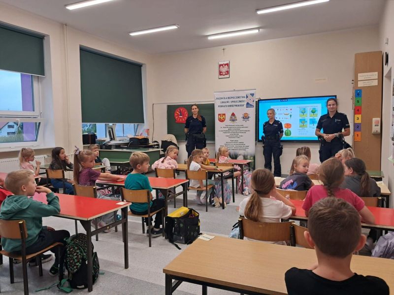 zdjęcie przedstawia trzy policjantki podczas zajęć w szkole. 