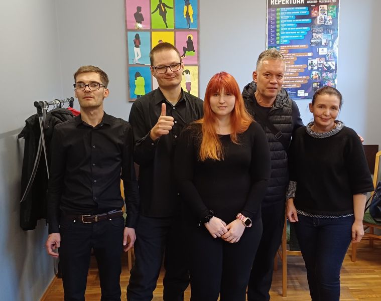Uczestnicy wydarzenia pozują do zdjęcia.