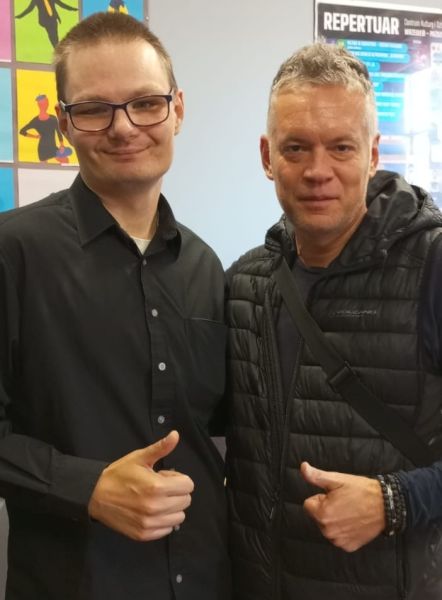 Uczestnik wraz z opiekunem pozują do zdjęcia.