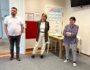Zdjęcie nr 4 przedstawia dwie kobiety i mężczyznę. 