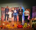 Recytatorka odbiera nagrodę za swoje osiągnięcie