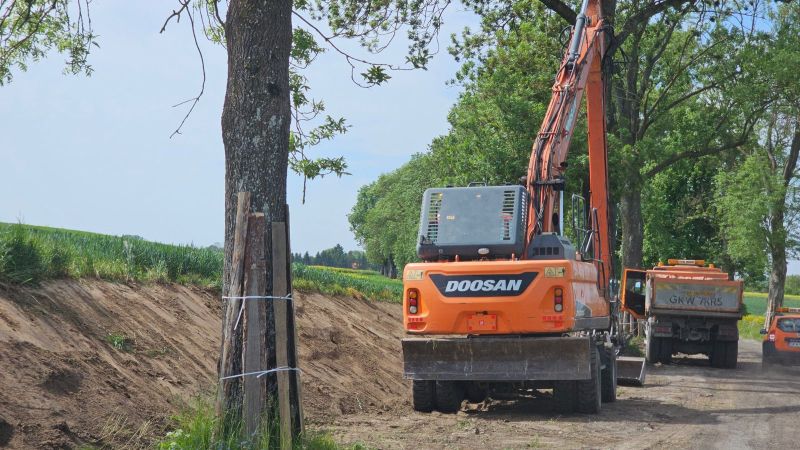 prace budowlane w pasie remontowanej drogi. prace budowlane w pasie remontowanej drogi.