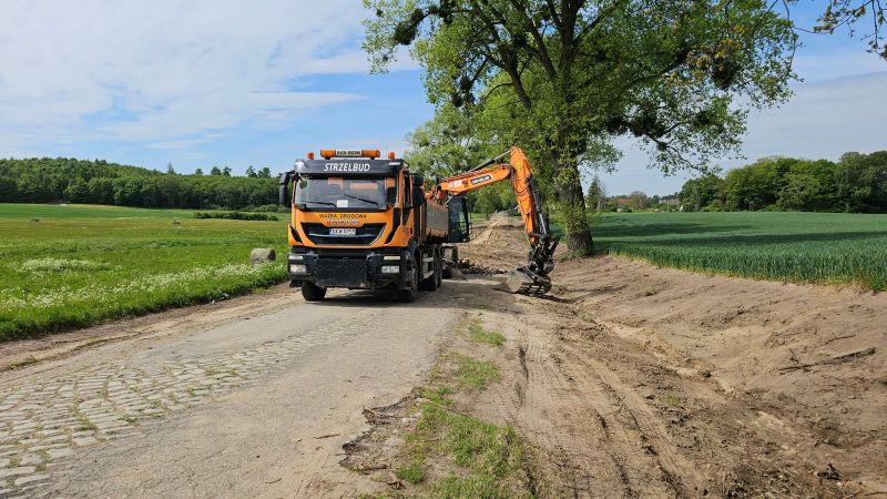prace budowlane w pasie remontowanej drogi. prace budowlane w pasie remontowanej drogi.
