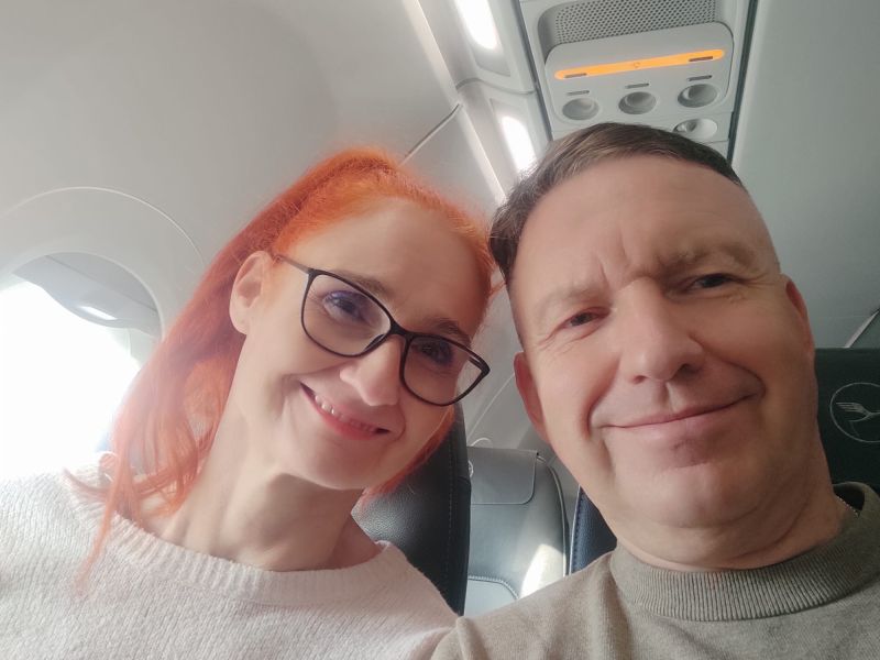 Para tancerzy z Kwidzyna Monika i Mariusz Budyś w trakcie podróży samolotem na Mistrzostwa świata w Vagos, Portugalia