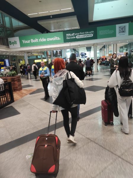 Podróż na mistrzostwa świata w Vagos. Bohaterka artykułu Monika Budyś przemieszczająca się z bagażami na terenie lotniska