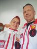 Para tancerzy z Kwidzyna Monika i Mariusz Budyś prezentuje stroje drużyny narodowej oraz herb powiatu kwidzyńskiego