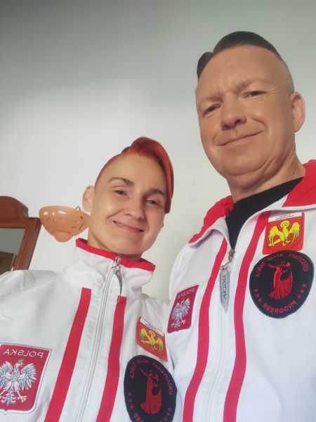 Para tancerzy z Kwidzyna Monika i Mariusz Budyś prezentuje stroje drużyny narodowej oraz herb powiatu kwidzyńskiego