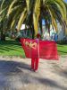 Reprezentantka Kwidzyna Monika Budyś w stroju reprezentacji narodowej prezentuje flagę powiatu kwidzyńskiego w plenerach portugalskiego Vagos
