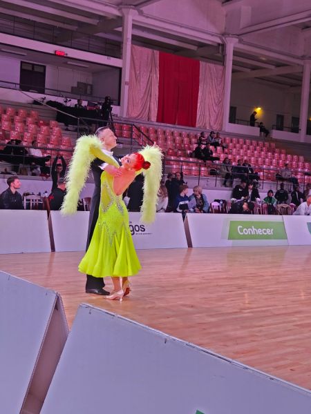 Para taneczna Monika i Mariusz Budyś w strojach do tańców standardowych uchwycona podczas rywalizacji na Mistrzostwach Świata w 10 tańcach w kategorii Masters senior II organizowanych w Vagos w Portugalii