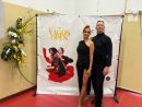 Para taneczna Monika i Mariusz Budyś w strojach do tańców latynoamerykańskich w kuluarach Mistrzostwach Świata w 10 tańcach w kategorii Masters senior II organizowanych w Vagos w Portugalii