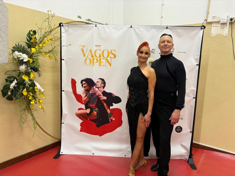 Para taneczna Monika i Mariusz Budyś w strojach do tańców latynoamerykańskich w kuluarach Mistrzostwach Świata w 10 tańcach w kategorii Masters senior II organizowanych w Vagos w Portugalii