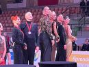 Para taneczna Monika i Mariusz Budyś z brązowymi medalami podczas dekoracji zwycięzców Mistrzostw Świata w 10 tańcach w kategorii Masters senior II w Vagos w Portugalii