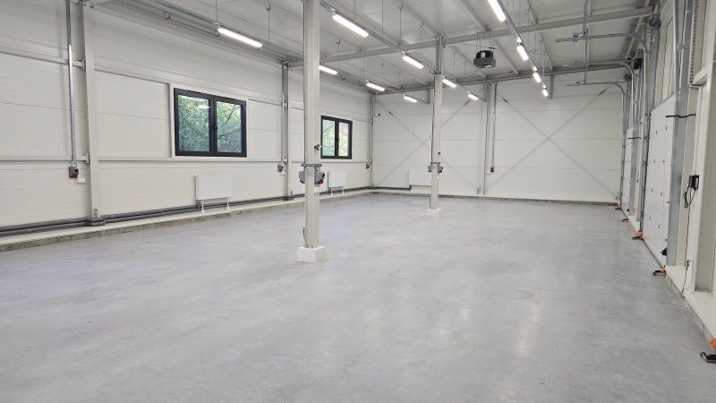 wnętrze nowo wybudowanego pomieszczenia garażowo-warsztatowego