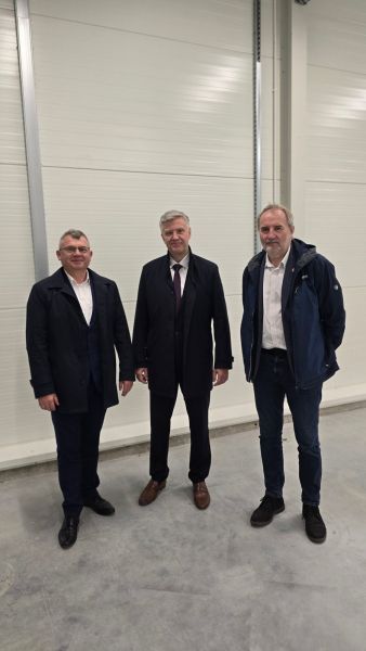 wicestarosta Andrzej Zwolak,  członek zarządu Tomasz Pisarek, dyrektor szkoły Krzysztof Sulej