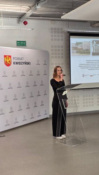 Na zdjęciu widać kobietę przemawiającą na tle ścianki powiatu kwidzyńskiego Na zdjęciu widać kobietę przemawiającą na tle ścianki powiatu kwidzyńskiego