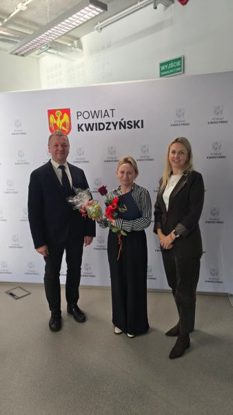 Na zdjęciu widać starostę kwidzyńskiego i 2 kobiety pozujących na tle ścianki powiatu kwidzyńskiego Na zdjęciu widać starostę kwidzyńskiego i 2 kobiety pozujących na tle ścianki powiatu kwidzyńskiego