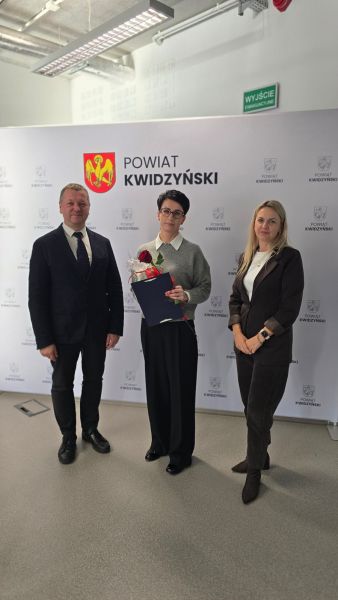 Na zdjęciu widać starostę kwidzyńskiego i 2 kobiety pozujących na tle ścianki powiatu kwidzyńskiego Na zdjęciu widać starostę kwidzyńskiego i 2 kobiety pozujących na tle ścianki powiatu kwidzyńskiego