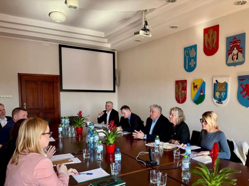 Uczestnicy w trakcie spotkania dotyczącego wsparcia dla zwolnionych pracowników firmy Plati
