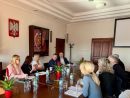 Uczestnicy w trakcie spotkania dotyczącego wsparcia dla zwolnionych pracowników firmy Plati