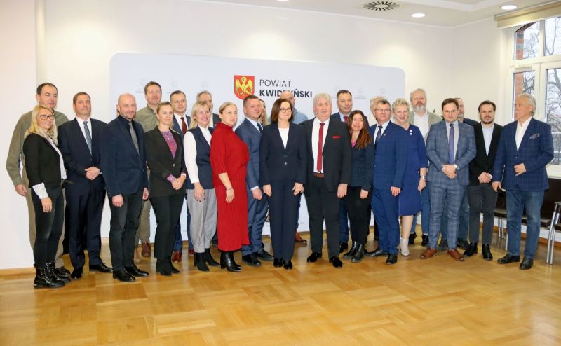 Wszyscy zgromadzeni goście.