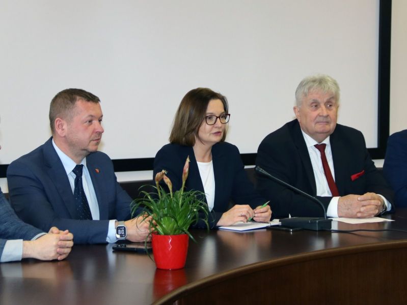 Starosta Tomasz Frejnagiel oraz Przewodniczący Rady Powiatu Kwidzyńskiego Jerzy Śnieg wraz z wiceminister Anitą Sowińską.