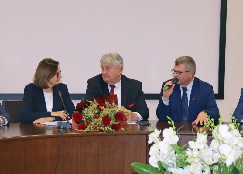 Od lewej: Anita Sowińska Wiceminister Klimatu i Środowiska, Jerzy Śnieg Przewodniczący Rady Powiatu Kwidzyńskiego, Tomasz Pisarek Członek Zarządu Powiatu Kwidzyńskiego.