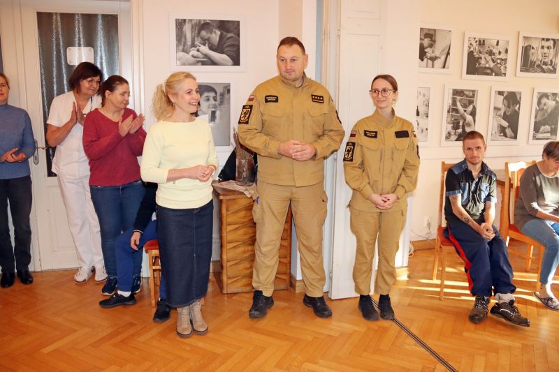 Strażacy st. kpt. Krzysztof Skoczek i str. Wiktoria Jerzyk z Komendy Powiatowej PSP w Kwidzynie prowadzą szkolenie z pierwszej pomocy dla uczestników Warsztatu Terapii Zajęciowej w Górkach.