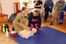 Strażaczka str. Wiktoria Jerzyk uczy uczestniczkę Warsztatu Terapii Zajęciowej w Górkach resuscytacji krążeniowo-oddechowej na manekinie.