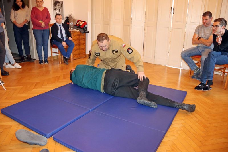 Strażak st. kpt. Krzysztof Skoczek pokazuje uczestnikom Warsztatu Terapii Zajęciowej w Górkach, jak prawidłowo ułożyć osobę w pozycji bocznej. Strażak st. kpt. Krzysztof Skoczek pokazuje uczestnikom Warsztatu Terapii Zajęciowej w Górkach, jak prawidłowo ułożyć osobę w pozycji bocznej.